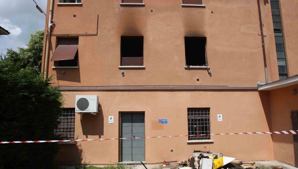 Cade la sigaretta, brucia l’appartamento 