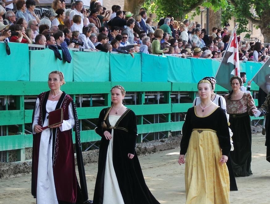 Hamburger e foulard bicolori Ecco i contradaioli della Nato 