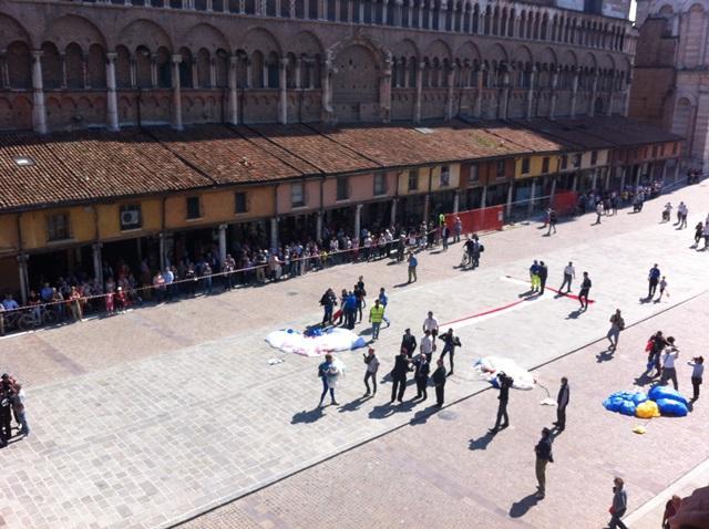 Paracadutisti dal cielo in piazza Aperti i festeggiamenti 