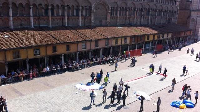 Paracadutisti dal cielo in piazza Aperti i festeggiamenti