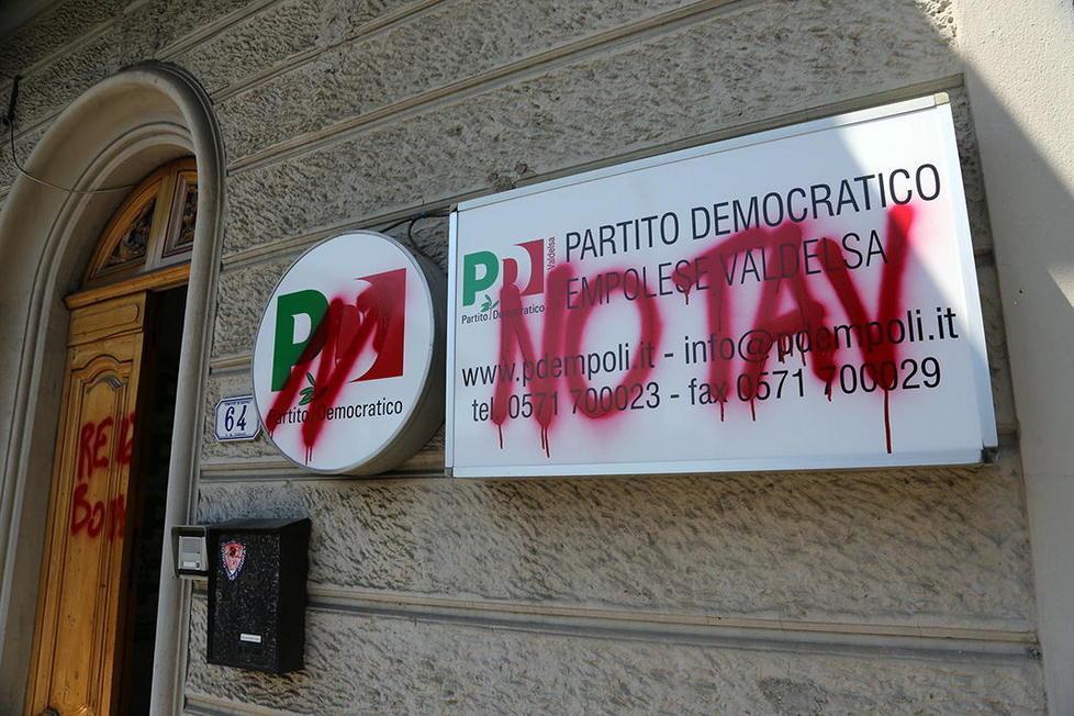 Scritte contro Renzi al Pd di Empoli 