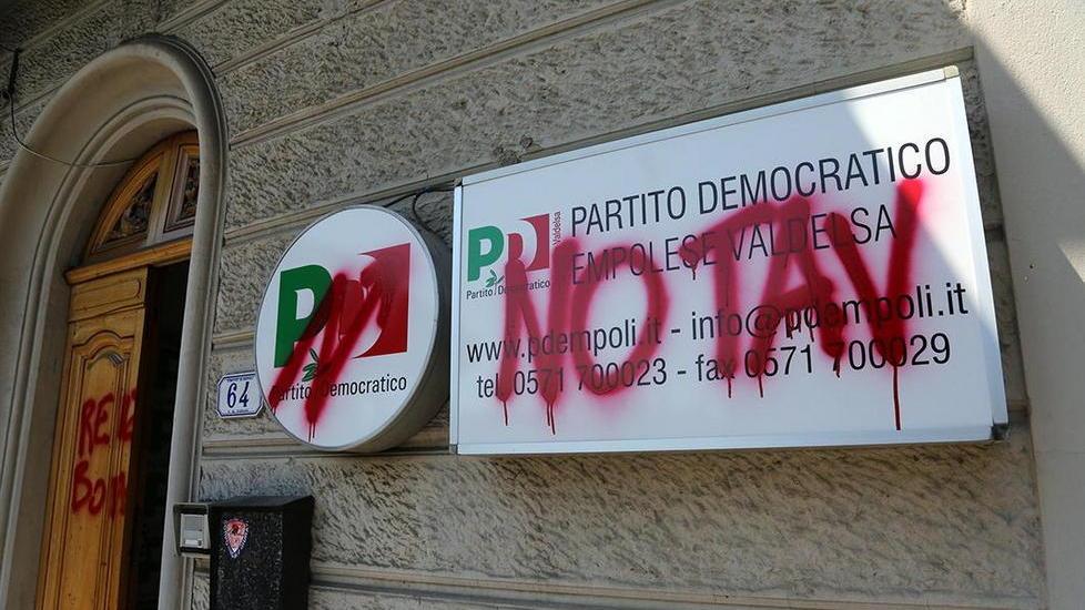 Scritte contro Renzi al Pd di Empoli