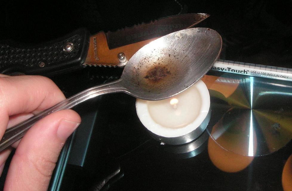 Allarme overdose: trovata morta in casa una donna di 38 anni