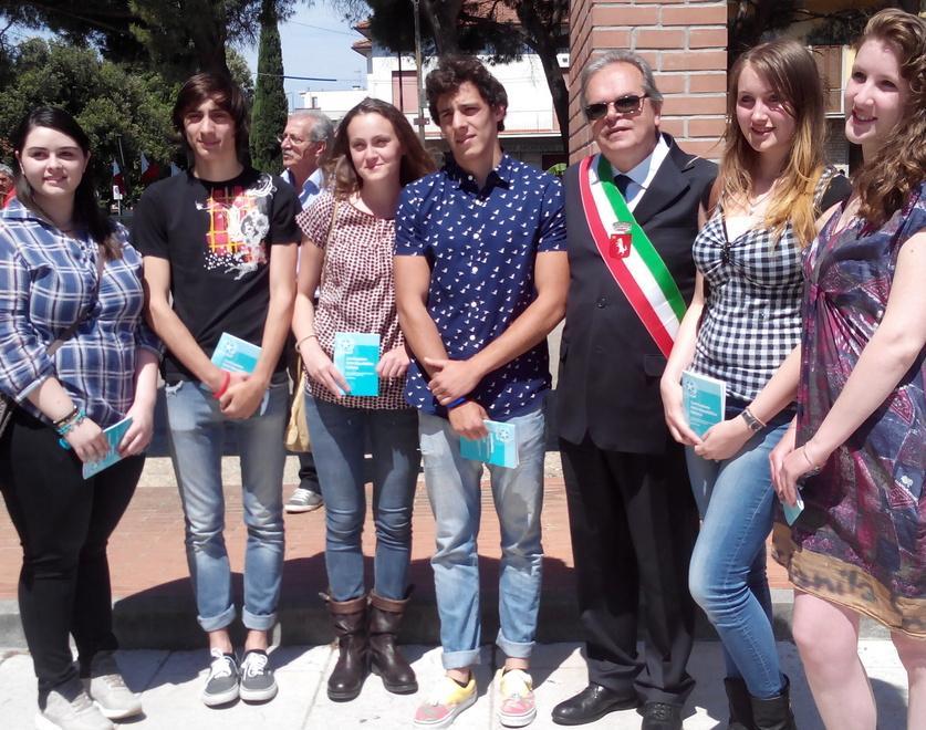 Il sindaco Mauro Lorenzini dona ai diciottenni una copia della Costituzione 