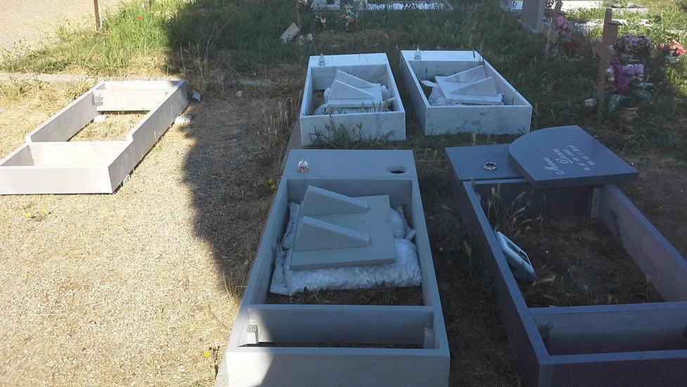 Incuria al cimitero, parte la protesta per le condizioni delle tombe