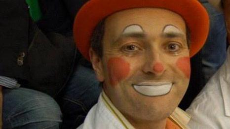 Lo Stelvio a piedi facendo il giocoliere per regalare sorrisi