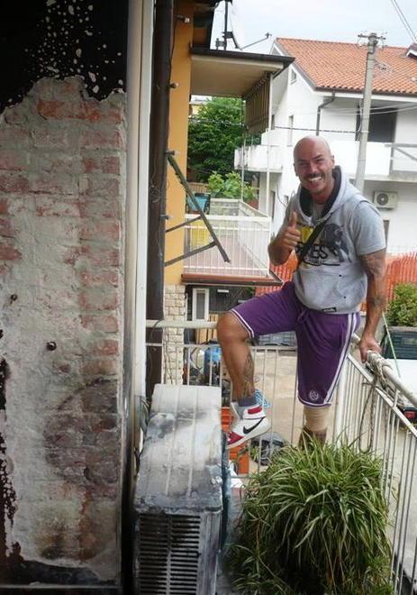 Si arrampica sul terrazzo e salva la casa dal fuoco 