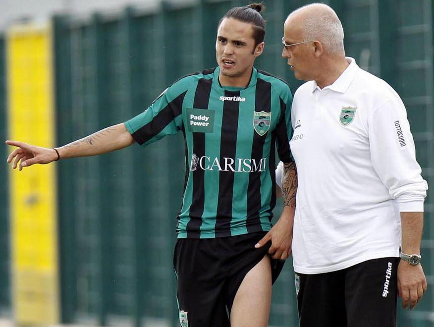 Il mister “guida” la sua squadra in mezzo ai tifosi 