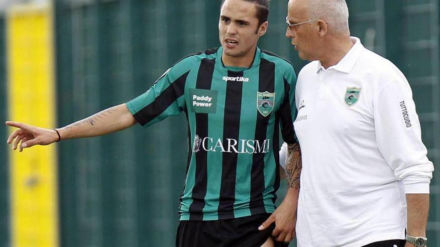Il mister “guida” la sua squadra in mezzo ai tifosi