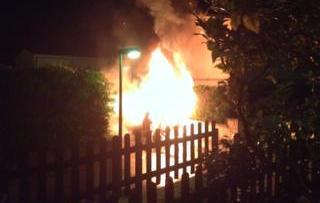 Automobile in fiamme nella notte 