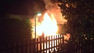 Automobile in fiamme nella notte
