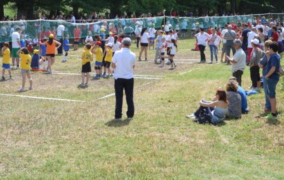 Pallavolando, in 400 si divertono sotto rete 