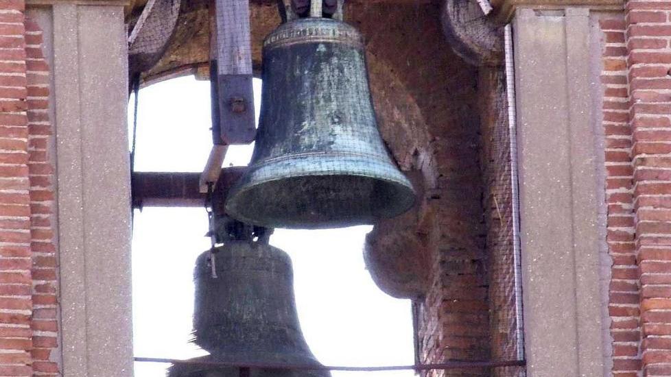 Scoppia la guerra per le campane, l’ira di don Raffaello