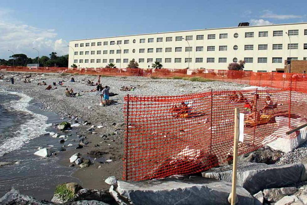 A Marina una rete arancione sbarra l’accesso alla spiaggia