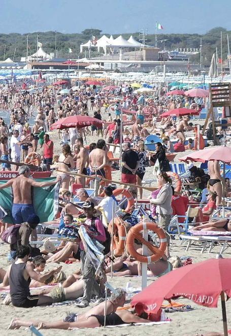 Scogli presi d’assalto È subito maremania dai bagni al Romito 
