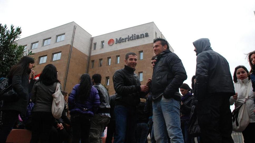 Meridiana, la lotta dei lavoratori sbarca sui social