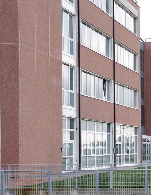 Operato il pensionato colpito dalle lastre di cemento