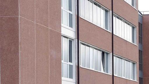 Operato il pensionato colpito dalle lastre di cemento