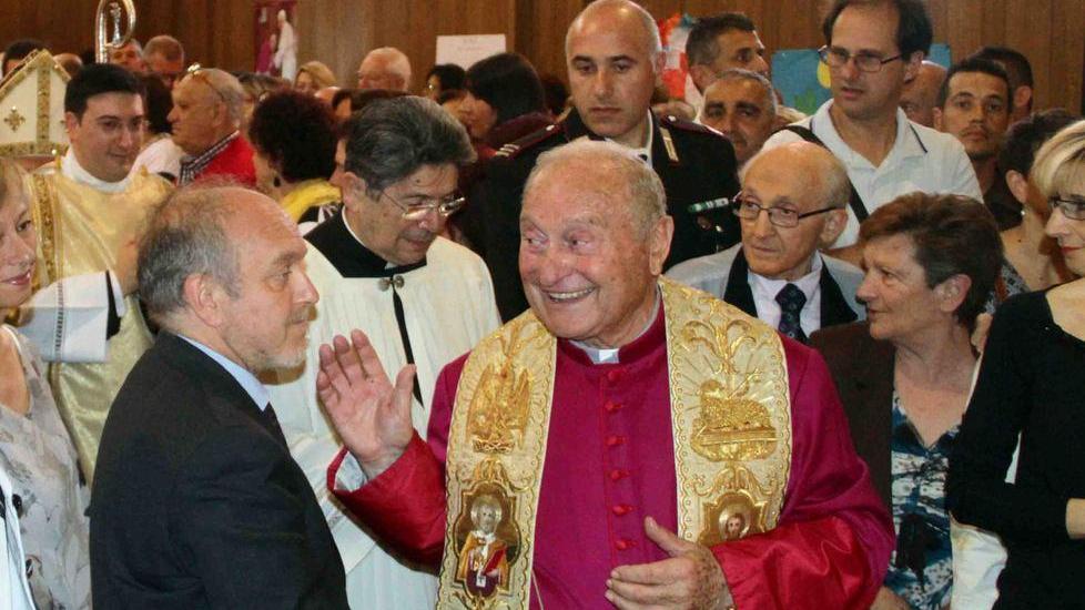 Il vescovo “canonizza” don Poli