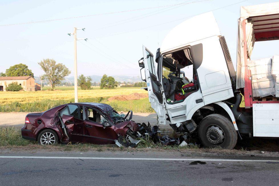 Si schianta con l’auto contro un camion a Salvaterra, morto 64enne 