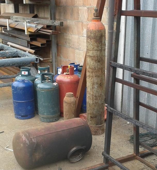 Salta in aria una bombola, tre feriti gravi 