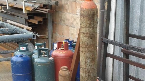 Salta in aria una bombola, tre feriti gravi