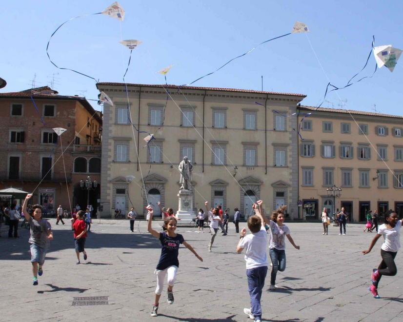 Festa degli aquiloni in piazza del Duomo coi bambini delle scuole Guasti e Filzi 