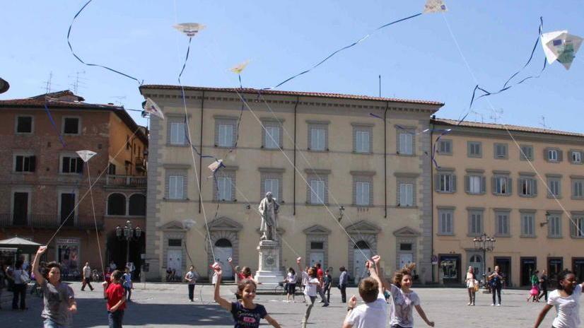Festa degli aquiloni in piazza del Duomo coi bambini delle scuole Guasti e Filzi