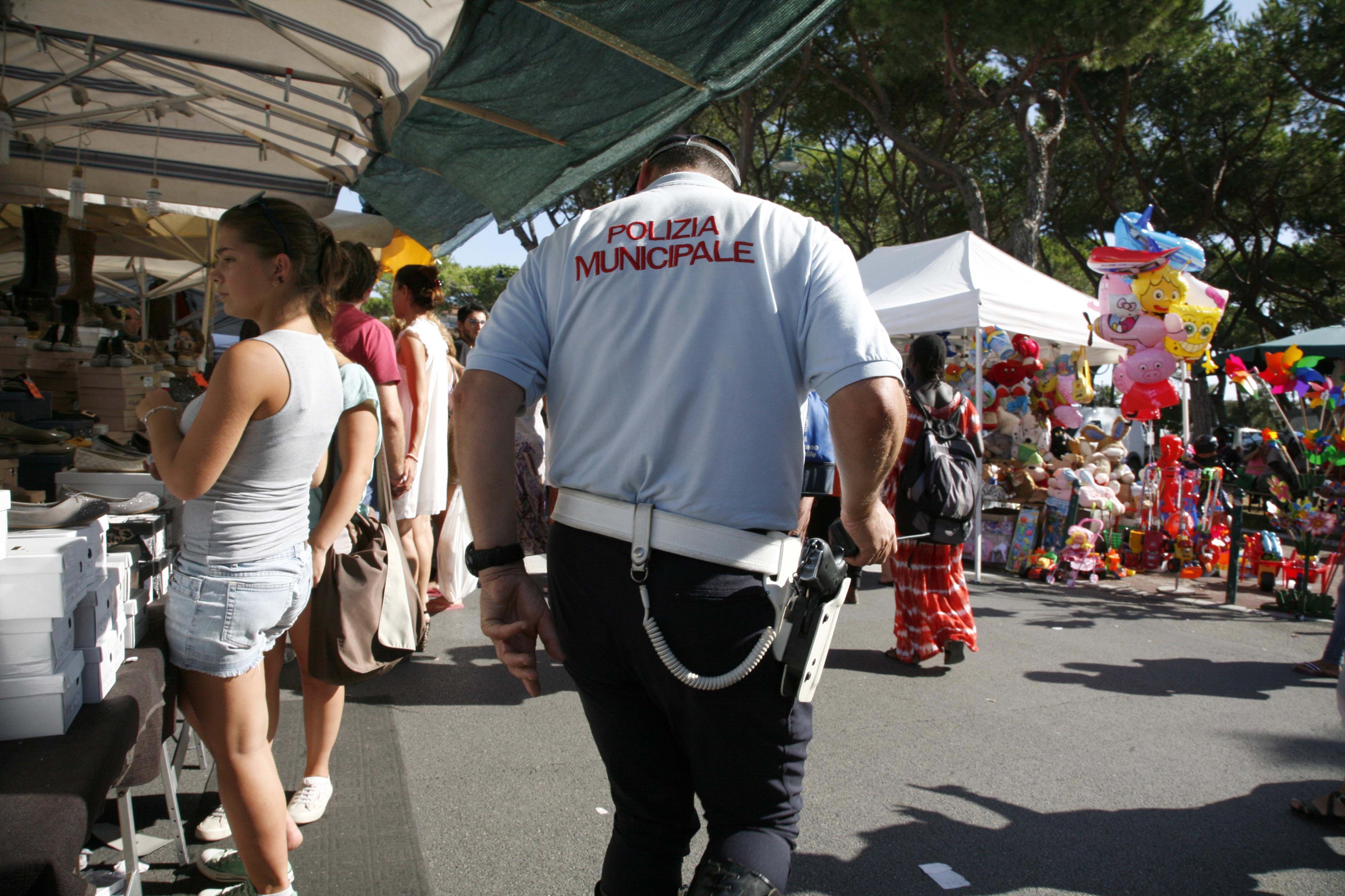 Venditore ambulante ferisce il vigile che voleva sequestrargli la merce 