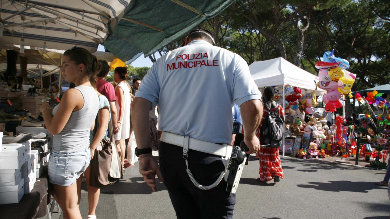 Venditore ambulante ferisce il vigile che voleva sequestrargli la merce