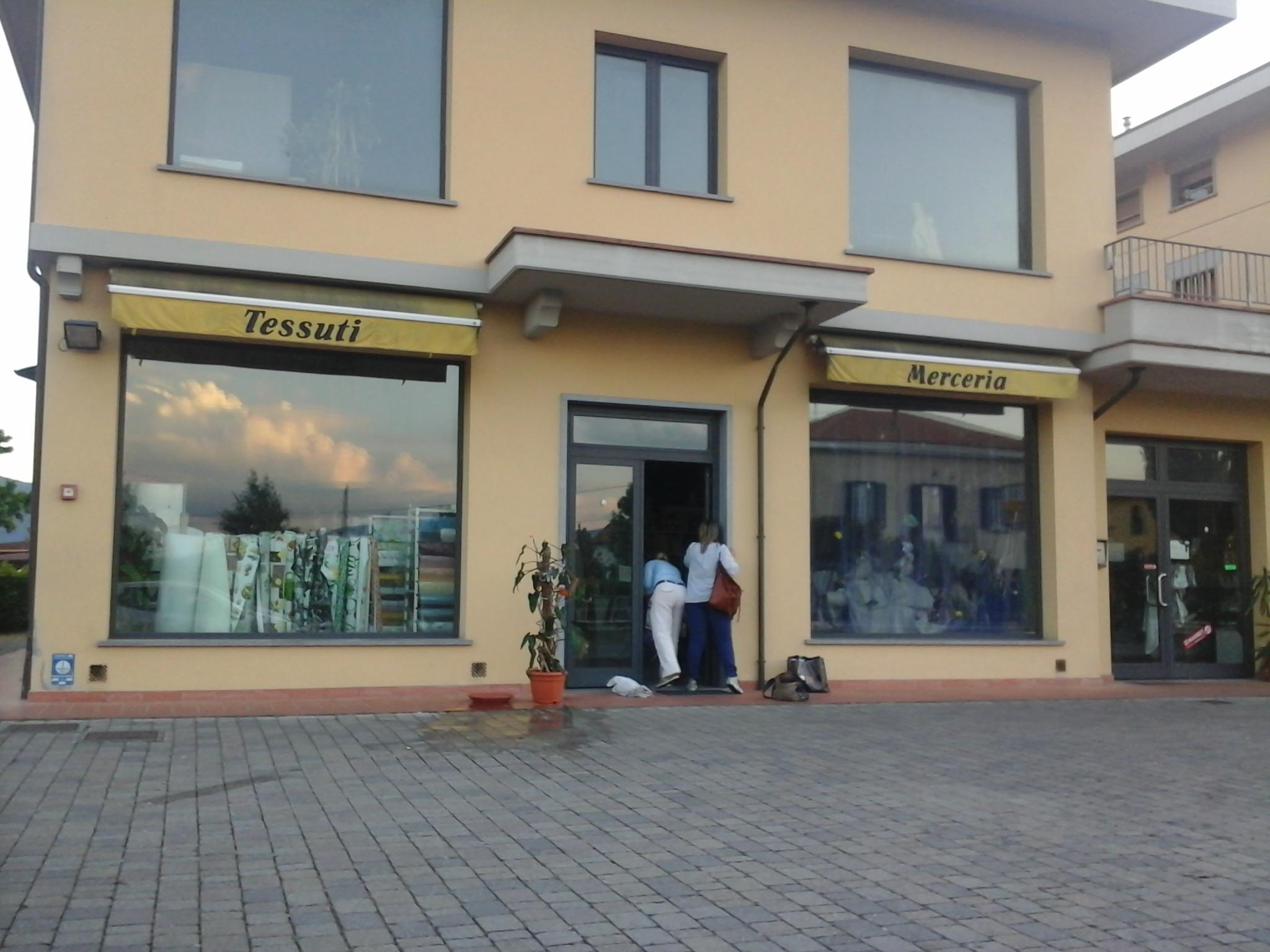 Entra in una merceria e colpisce il titolare con l’acido muriatico 