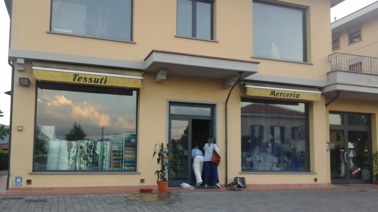 Entra in una merceria e colpisce il titolare con l’acido muriatico