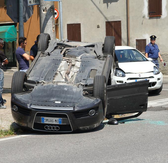  Carambola fra tre auto a Caprara, una si ferma a ruote all’aria