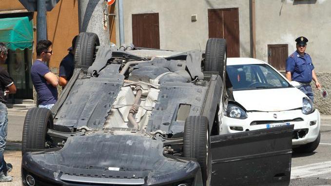 Carambola fra tre auto a Caprara, una si ferma a ruote all’aria