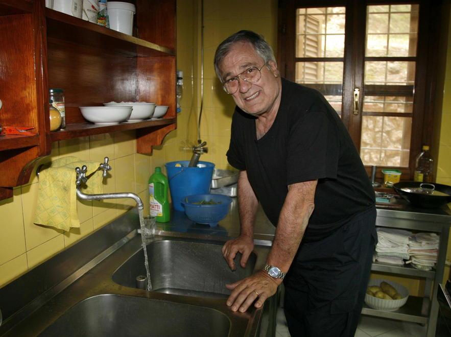 Docce ko, i clienti si lavano in piscina 