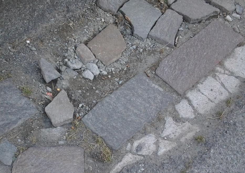Anche alla Castellina buche e cumuli di rifiuti 