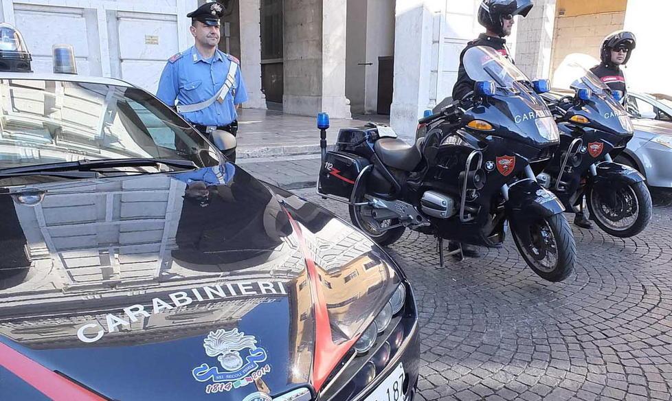 Auto e moto dei carabinieri con il logo del bicentenario