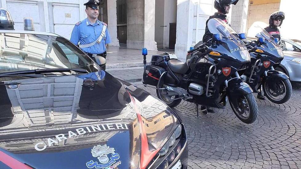Auto e moto dei carabinieri con il logo del bicentenario