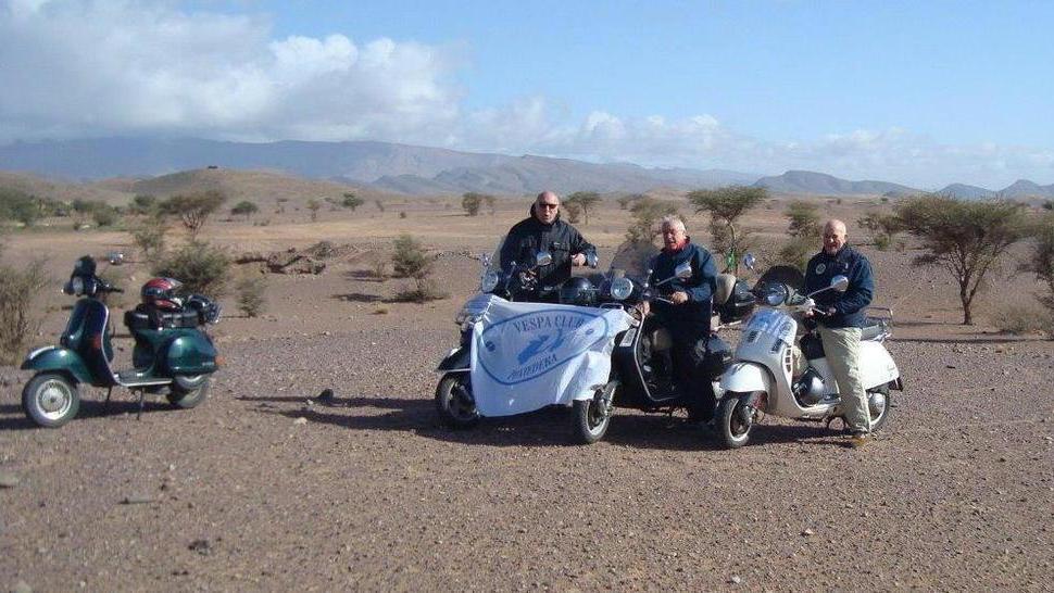 In sella alla Vespa fin sulle dune del deserto africano