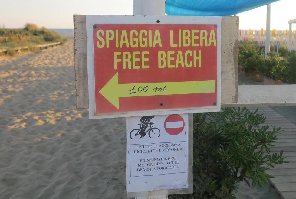 Spiagge libere, caos cartelli: «Sono errati»