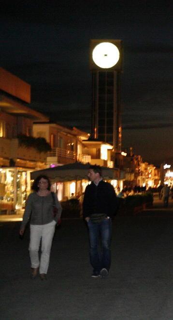 Passeggiata piena ma negozi chiusi dopo l’ora di cena 