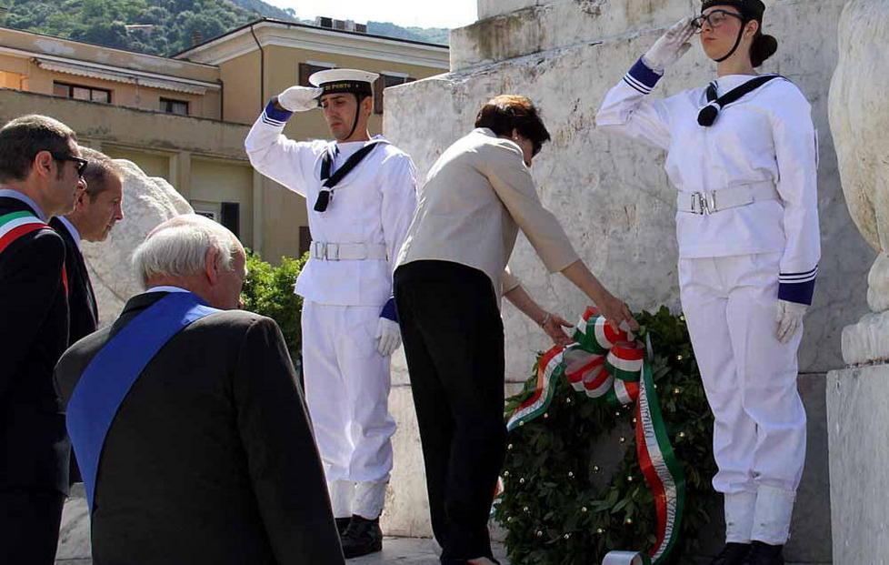 Rubato bocchettone, alzabandiera non riesce 