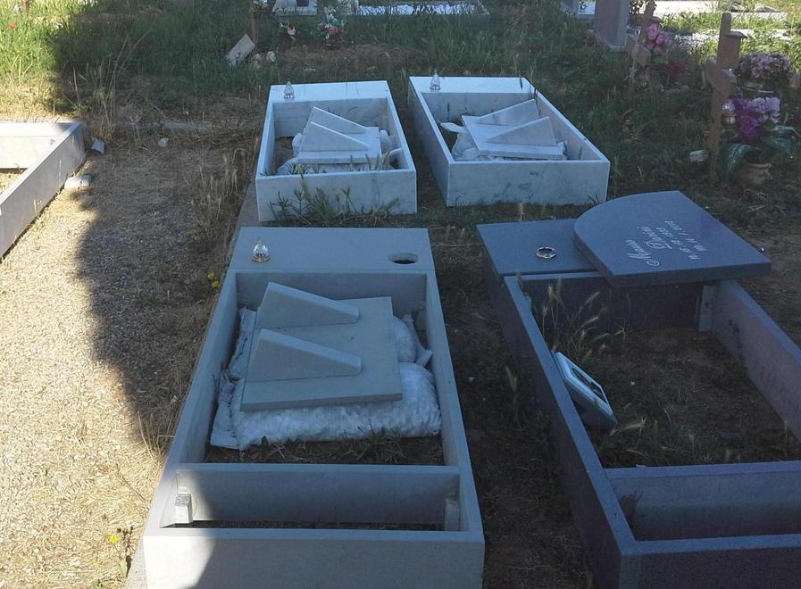 Incuria al cimitero comunale Protesta per le tombe