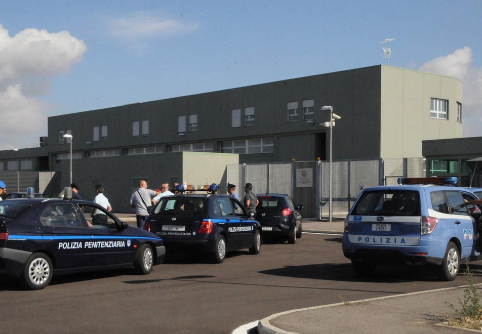 Notte di urla dietro le grate del carcere di Massama