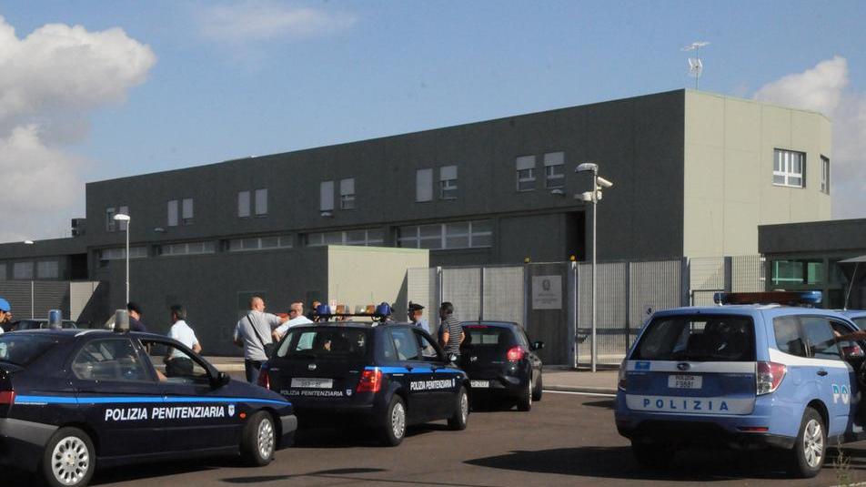Notte di urla dietro le grate del carcere di Massama