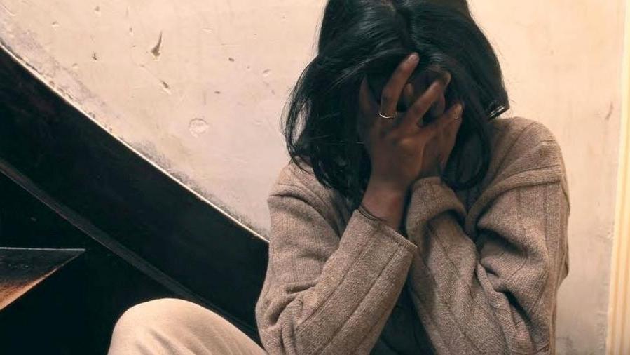 Maltratta moglie e figli: denunciato