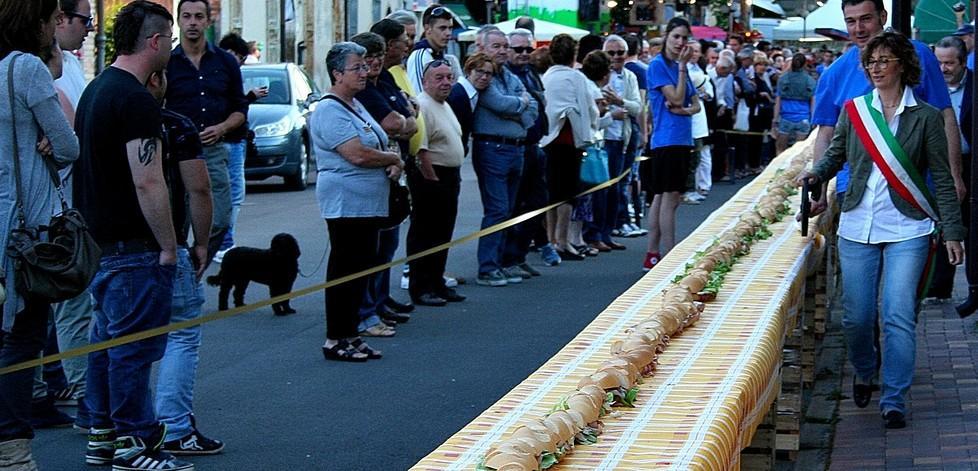 Il super panino della fiera lungo quasi cento metri 