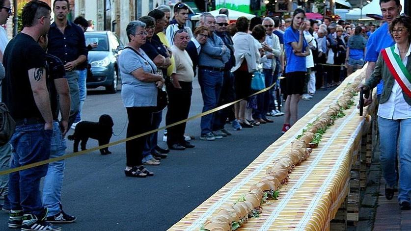 Il super panino della fiera lungo quasi cento metri