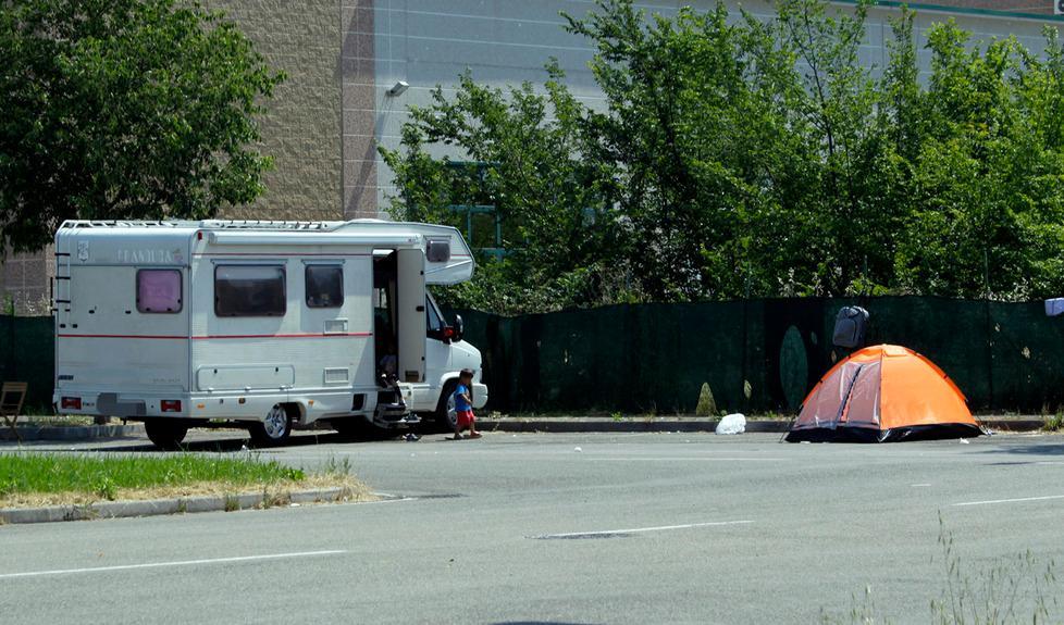Nomadi in via Dalla Costa, un comitato per dire «no» 