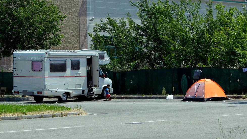 Nomadi in via Dalla Costa, un comitato per dire «no»